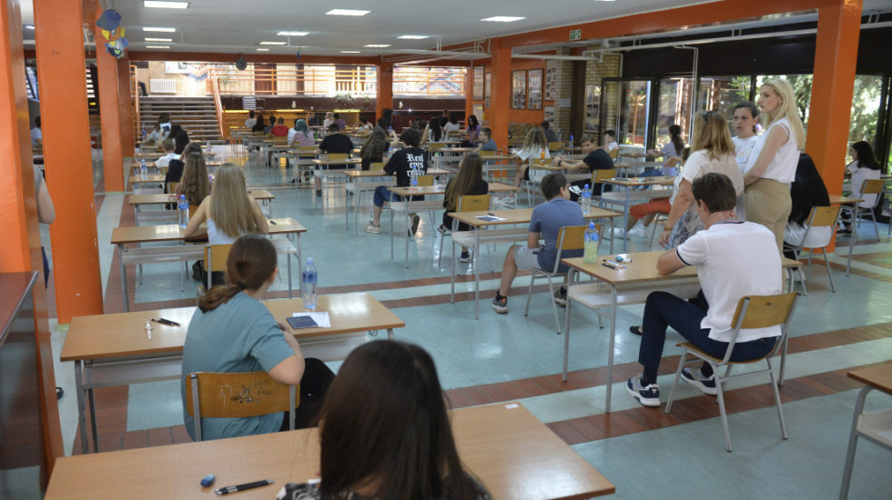 Osmaci koji nisu polagali malu maturu u junu danas rade test iz matematike