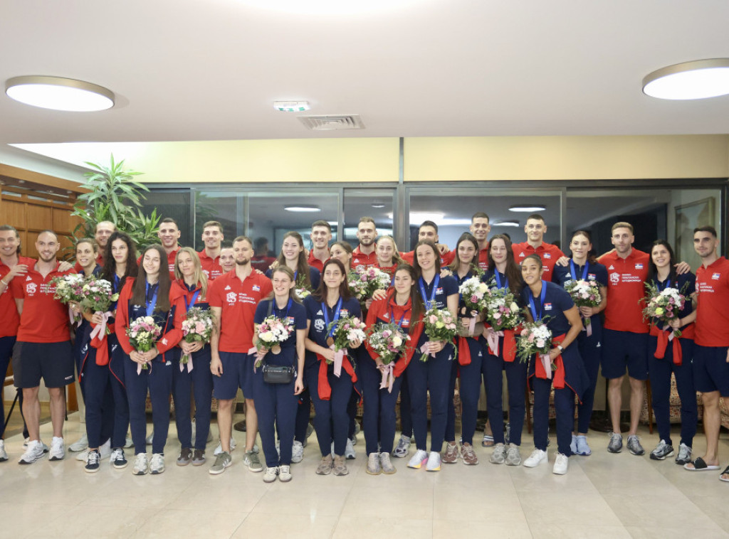 Muška odbojkaška reprezentacija Srbije dočekala košarkašice na povratku sa EP u Istanbulu