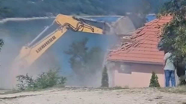 Počelo rušenje motela "Jezero" na Gazivodama uprkos pokrenutom sudskom postupku