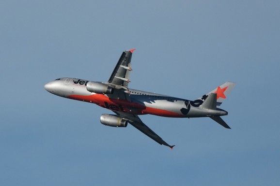 Za dlaku izbegnut direktan sudar dva aviona! Ozbiljan incident na pisti, član posade POVREĐEN