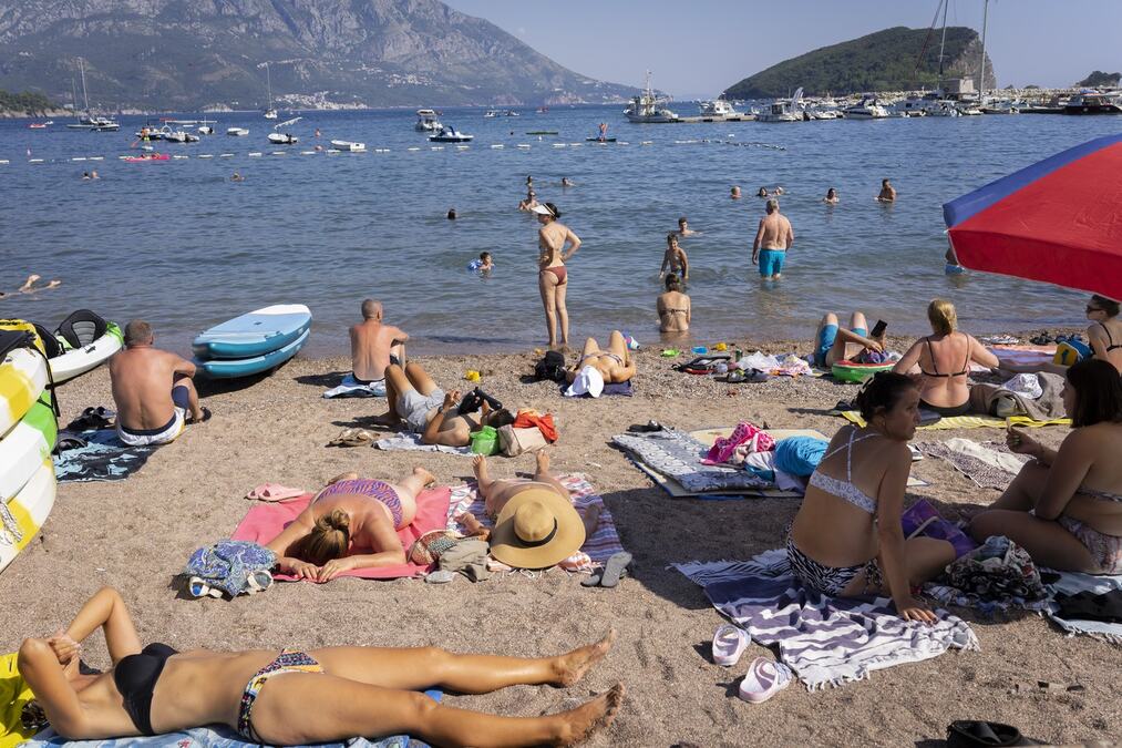 Verbalni sukob dve turistkinje na plaži u Budvi zbog cigarete