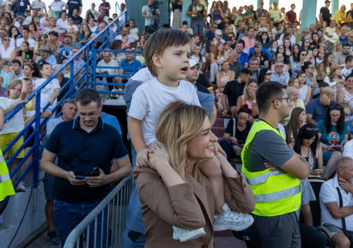 Ministarka Đurđević Stamenkovski sa sinovima na Ljubičevskim konjičkim igrama