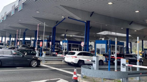 Najduže zadržavanje na granici sa Hrvatskom, putnička vozila na Batrovcima čekaju i po dva sata