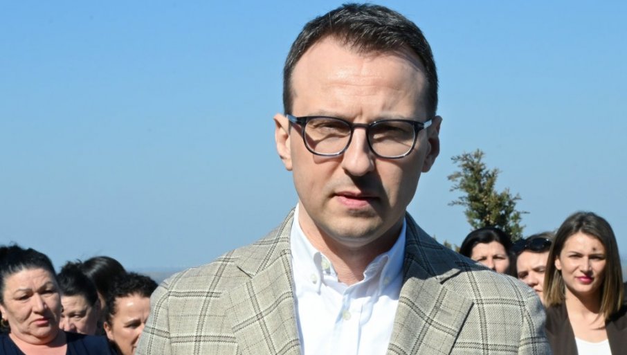 „HTELI SU NOVI GAZIMESTAN“ Petković: Kurtijeva represija ne prestaje – na udaru i majke sa bebama u Prizrenu! (FOTO)