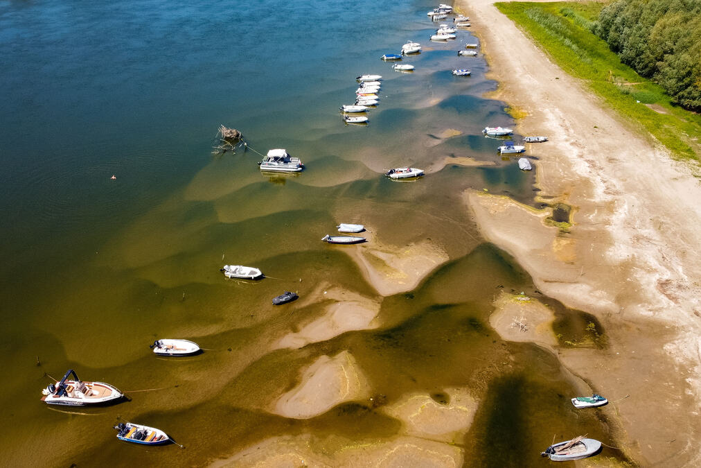 Prizori kakvi se ne pamte! Bezdan stao, čamci nasukani, kanalu DTD preti presušivanje: Dunav u Srbiji može da se prepešači (FOTO)