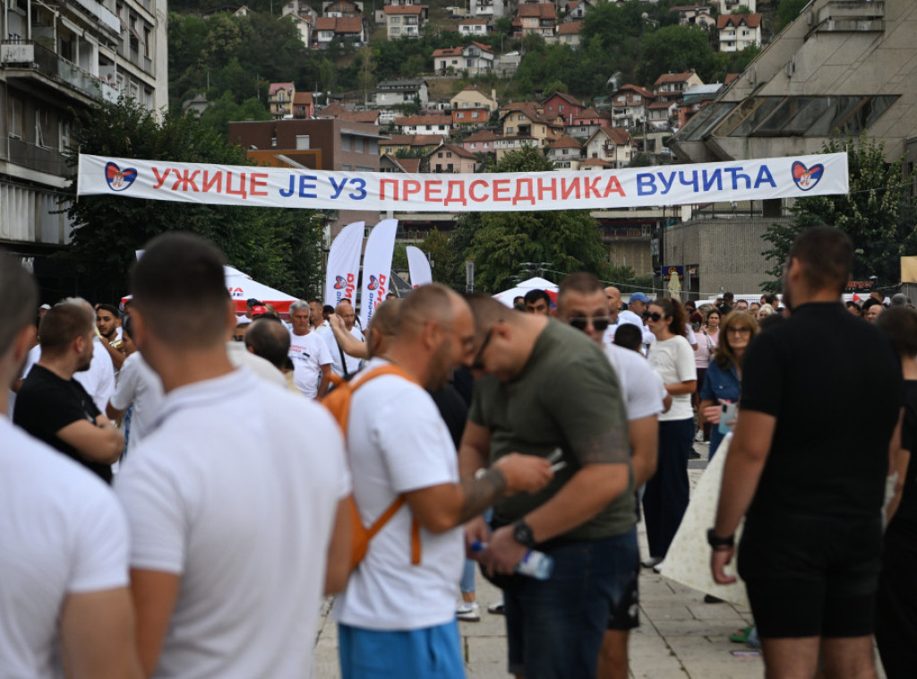U Užicu grupa koja podržava studente u blokadi gađala učesnike mitinga "Ujedinjena Srbija"