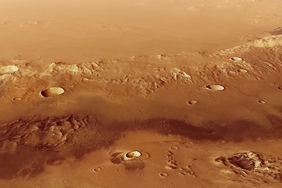 Naučnici opisali oblak dug skoro 2.000 kilometara koji se svakog jutra formira i nestaje na Marsu