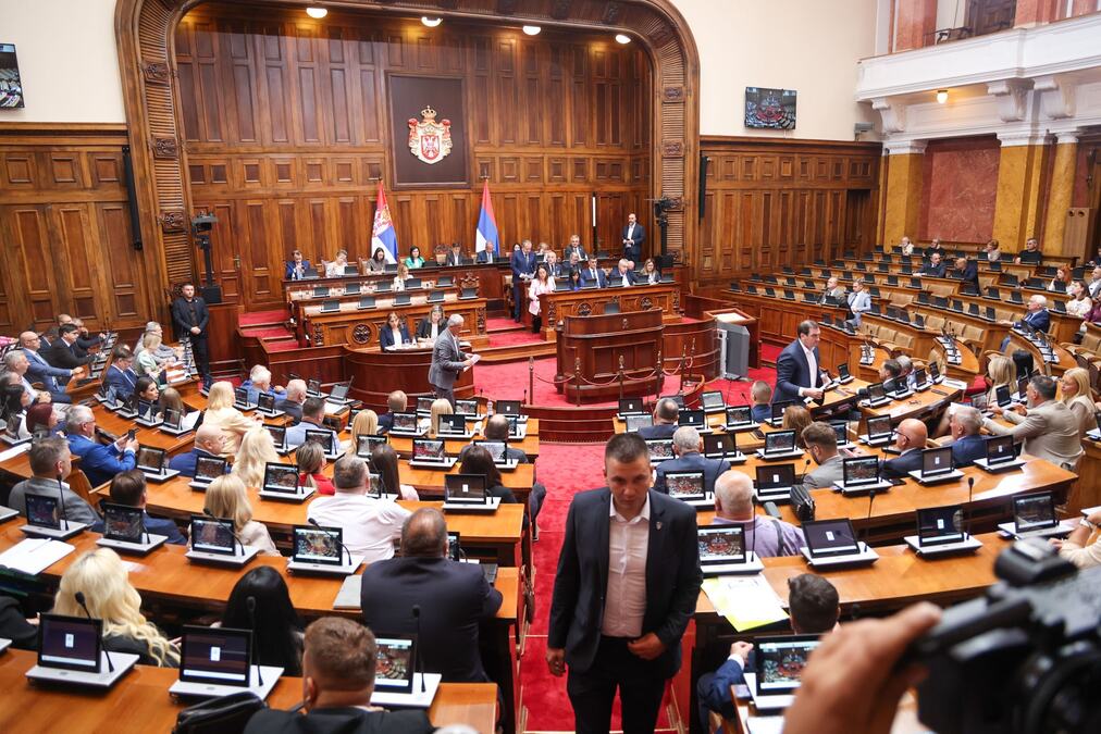 SRPSKI "HOLIDEJ" POSLANICI OPET NEZADOVOLJNI: Opoziciji sada smeta što mora da se radi i u julu?!