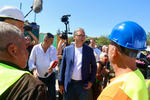 "Dobiće ljudi novi put"! Vučić obilazi kompaniju Matis u Ivanjici: Biće mnogo ulaganja