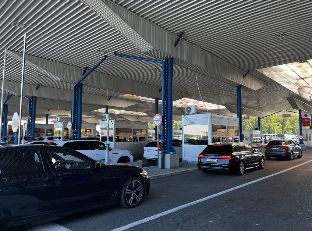 Na graničnom prelazu Batrovci putnička vozila čekaju tri sata na izlaz iz Srbije