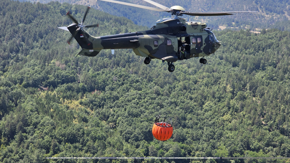 Helikopter Super Puma učestvuje u gašenju velikog požara u okolini Avile