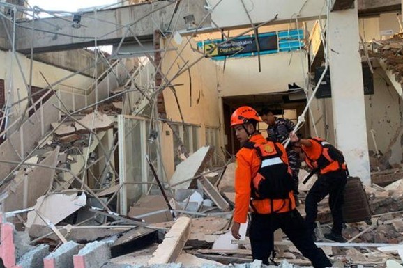 Zemljotres jačine 7,7 stepeni pogodio Indoneziju, najmanje 20 mrtvih