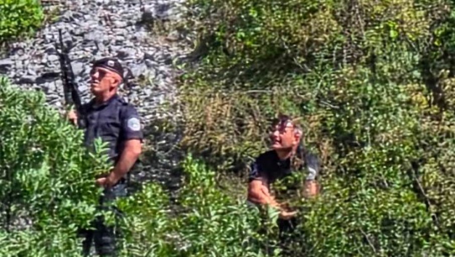 Naoružani pripadnici kod manastira Svetih arhangela kod Prizrena tokom slave