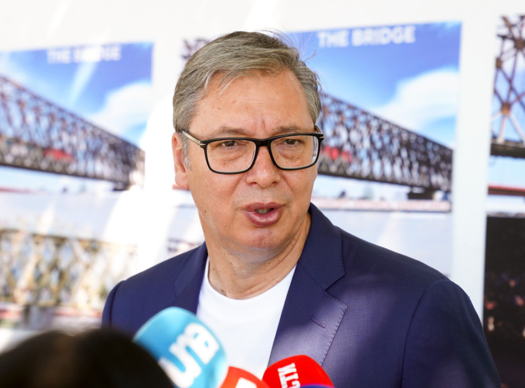 Vučić: Ne sedimo na više stolica, imamo samo svoju - srpsku stolicu