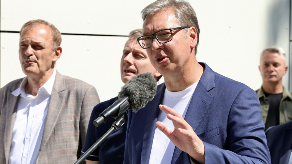 Vučić započeo posetu Rasinskom okrugu obilaskom preduzeća za organsku proizvodnju voća u Brusu