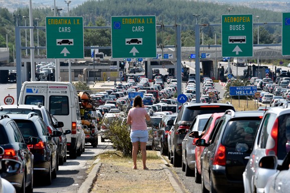 (FOTO, VIDEO) U KOLONI NA GRANICI STOJE 5 SATI Ogromne gužve zbog štrajka grčkih carinika: "Situacija je napeta, u vozilima ima mnogo dece i trudnica"