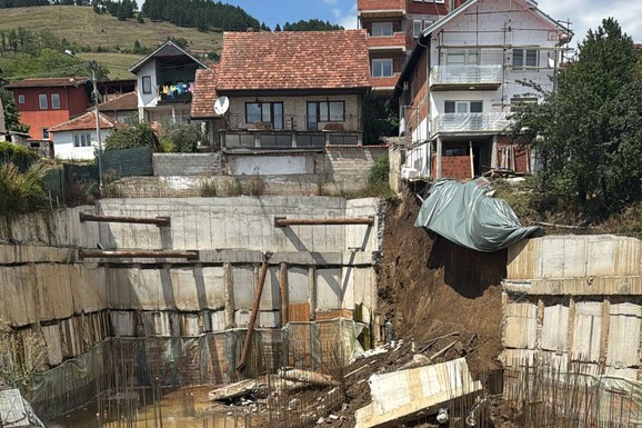 Urušio se potporni zid na gradilištu, povukao i deo porodične kuće: Dramatično jutro u Novom Pazaru